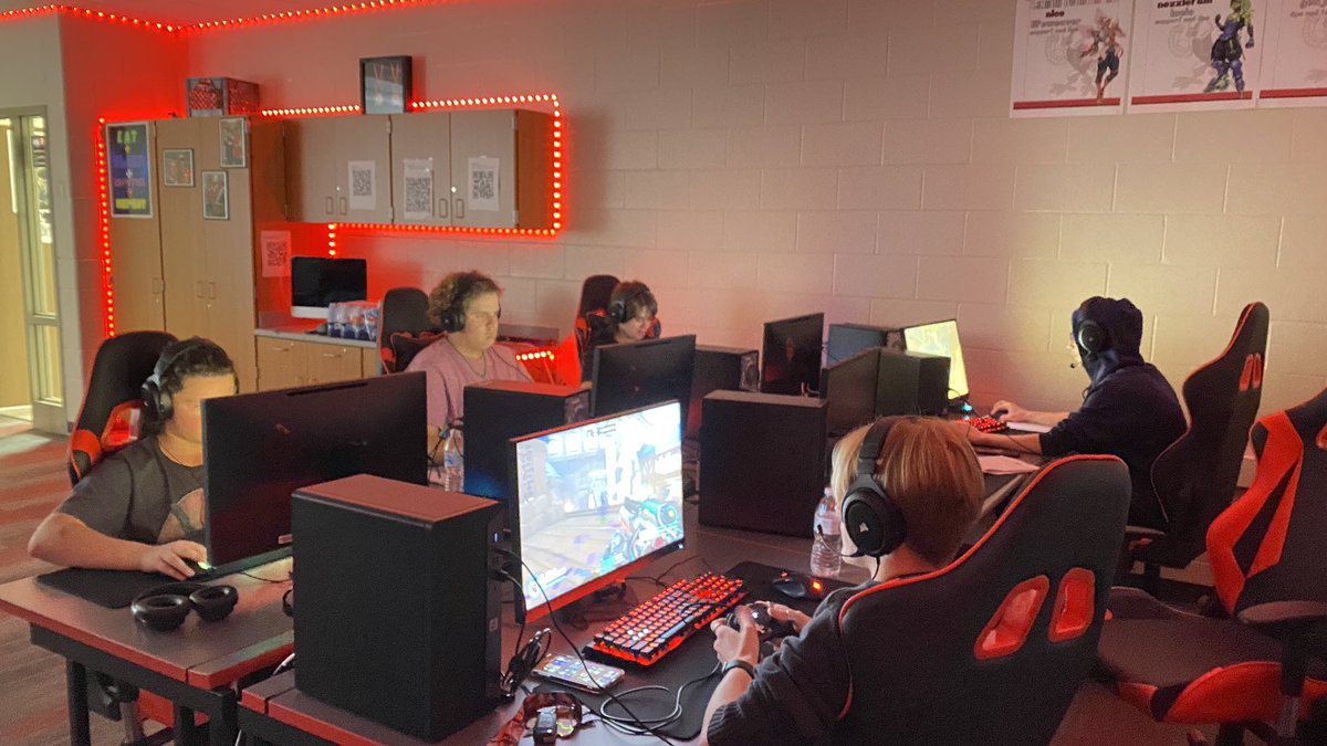 LHSEsportsGO's tweet photo. Just a little @MiHSEF #Overwatch2 action going on over here in the lab. Preseason vs @ShorianEsports Let’s go! https://t.co/9AkLVIzB70