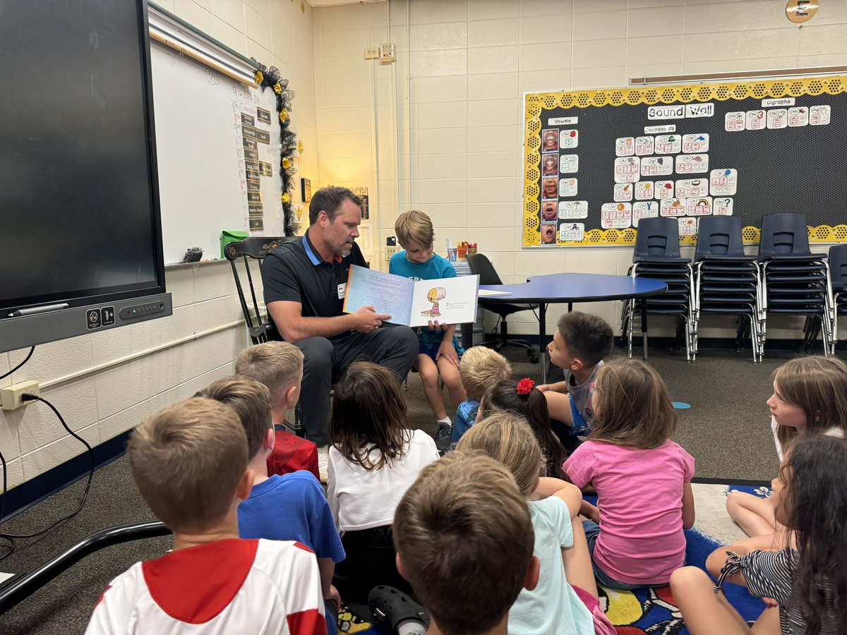 PattersonD70's tweet photo. Thank you to Brady’s dad for being our Mystery Reader on Friday! #d70shinyapple #d70bulldogs https://t.co/x8wkXXWU4n