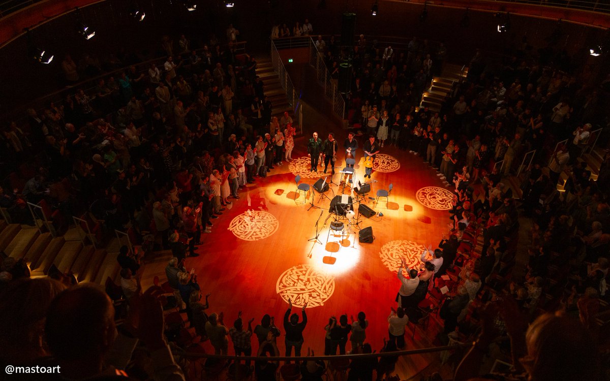 ليلة ساحرة في قلب برلين!

كان لنا شرف التواصل مع جمهورنا الرائع في هذه الليلة الفريدة.

تشرفنا بمرافقة:
- كارلوس بِنيانا، أسبانيا (كيتار)
- علي قمصري، أيران  (تار)
- حسين الزهاوي، العراق (دف)

<a href="/boulezsaal/">Pierre Boulez Saal</a> 

📷Peter Adamik &amp; Masoud Harati

#music #oud #NaseerShamma #Berlin