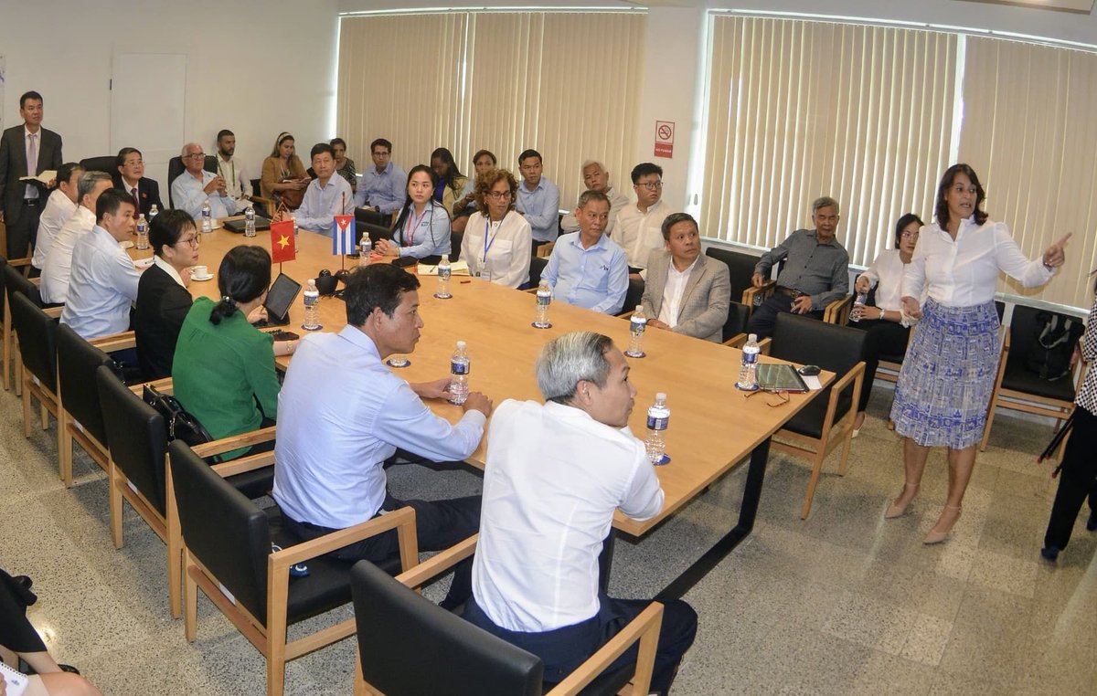 Vicepresidente de Asamblea Nacional de #Vietnam🇻🇳,Nguyen Duc Hai,visita Zona Especial de Desarrollo Mariel <a href="/ZEDMarielCuba/">ZED Mariel</a>;junto a Presidente de Comisión de Asuntos Económicos de <a href="/AsambleaCuba/">Asamblea Nacional Cuba</a>, <a href="/FelixmSuarez/">Félix Martínez Suárez</a> 

✅️Diputada <a href="/AnaTeresaIgarza/">Ana teresa Igarza martinez</a> explica características de <a href="/ZEDMarielCuba/">ZED Mariel</a>