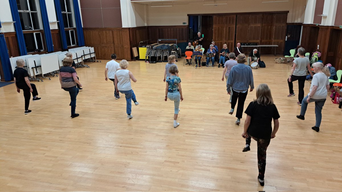 Fiddlestickclog's tweet photo. Super taster session this evening and our newbies did great 🎶☺️

#fiddlesticksclog #norwich #danceclass #morrisdancing https://t.co/ifPmIrgmhd