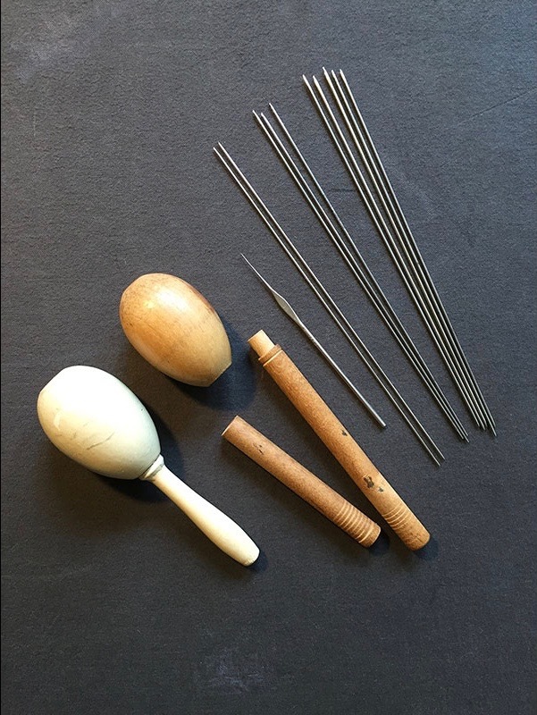 CtrKnitCrochet's tweet image. Mending is an integral part of the making process and can take many forms. Pictured here are vintage darning eggs, dated to ~1930. These eggs provide support while repairing holes in knitted work, like the sock shown here. #DigitalMuseum #OnlineCollection #ChickenMonth #Mending