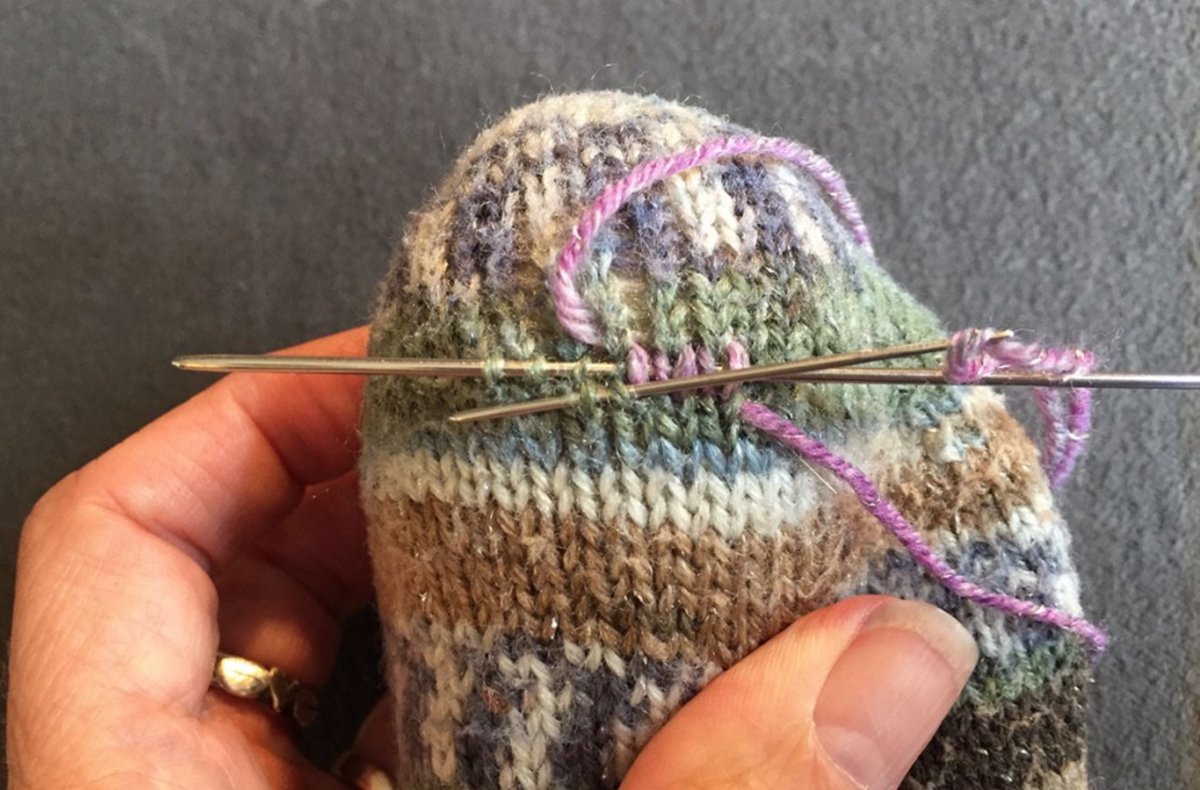 CtrKnitCrochet's tweet image. Mending is an integral part of the making process and can take many forms. Pictured here are vintage darning eggs, dated to ~1930. These eggs provide support while repairing holes in knitted work, like the sock shown here. #DigitalMuseum #OnlineCollection #ChickenMonth #Mending