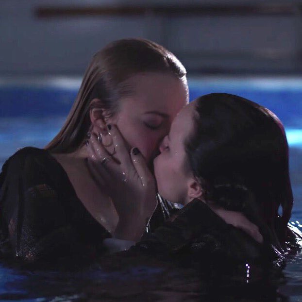 smokerjauregui's tweet photo. Happy bi visibility day to my fav bisexual couple https://t.co/hoUgwErov4