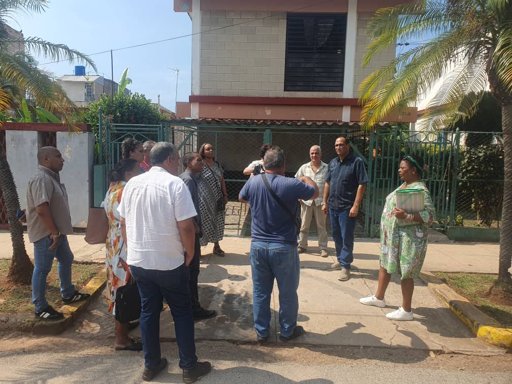 Intercambiamos con los factores de la circunscripción 74, en el lugar que se va a celebrar la Rendición de Cueta Piloto del Consejo Popular Ampliación de Almemdares. 
#LaHabanaViveEnMí 
#LaHabanaDeTodos