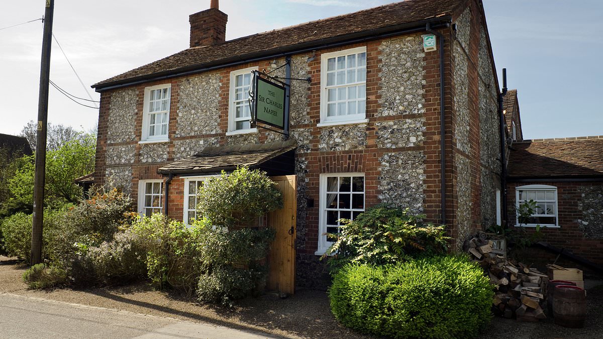 The best 100 pubs in Britain: Cosy retreats, little-known gems and the best food and drink in every part of the UK. Top chefs and experts reveal the definitive list dlvr.it/TDbZ67