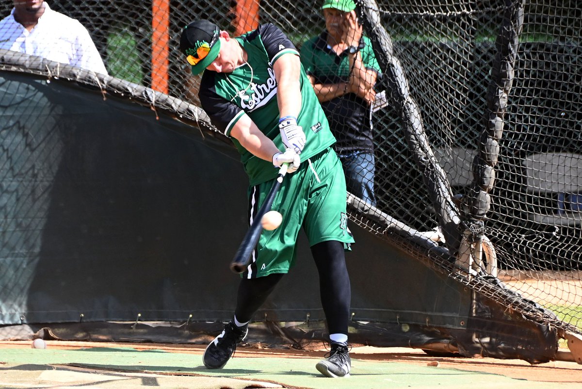 EOBASEBALLCLUB's tweet image. Frank Schwindel se reportó este lunes (hoy) a nuestro 1er.   día de entrenamientos. Dijo que lo hizo porque desea estar en sus mejores condiciones desde el 1er. día. &quot;Esta vez vine para la temporada completa&quot;, dijo el jugador importado sobre su 3era. estada con nuestro club.