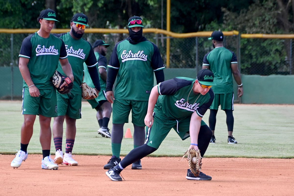 EOBASEBALLCLUB's tweet image. Frank Schwindel se reportó este lunes (hoy) a nuestro 1er.   día de entrenamientos. Dijo que lo hizo porque desea estar en sus mejores condiciones desde el 1er. día. &quot;Esta vez vine para la temporada completa&quot;, dijo el jugador importado sobre su 3era. estada con nuestro club.