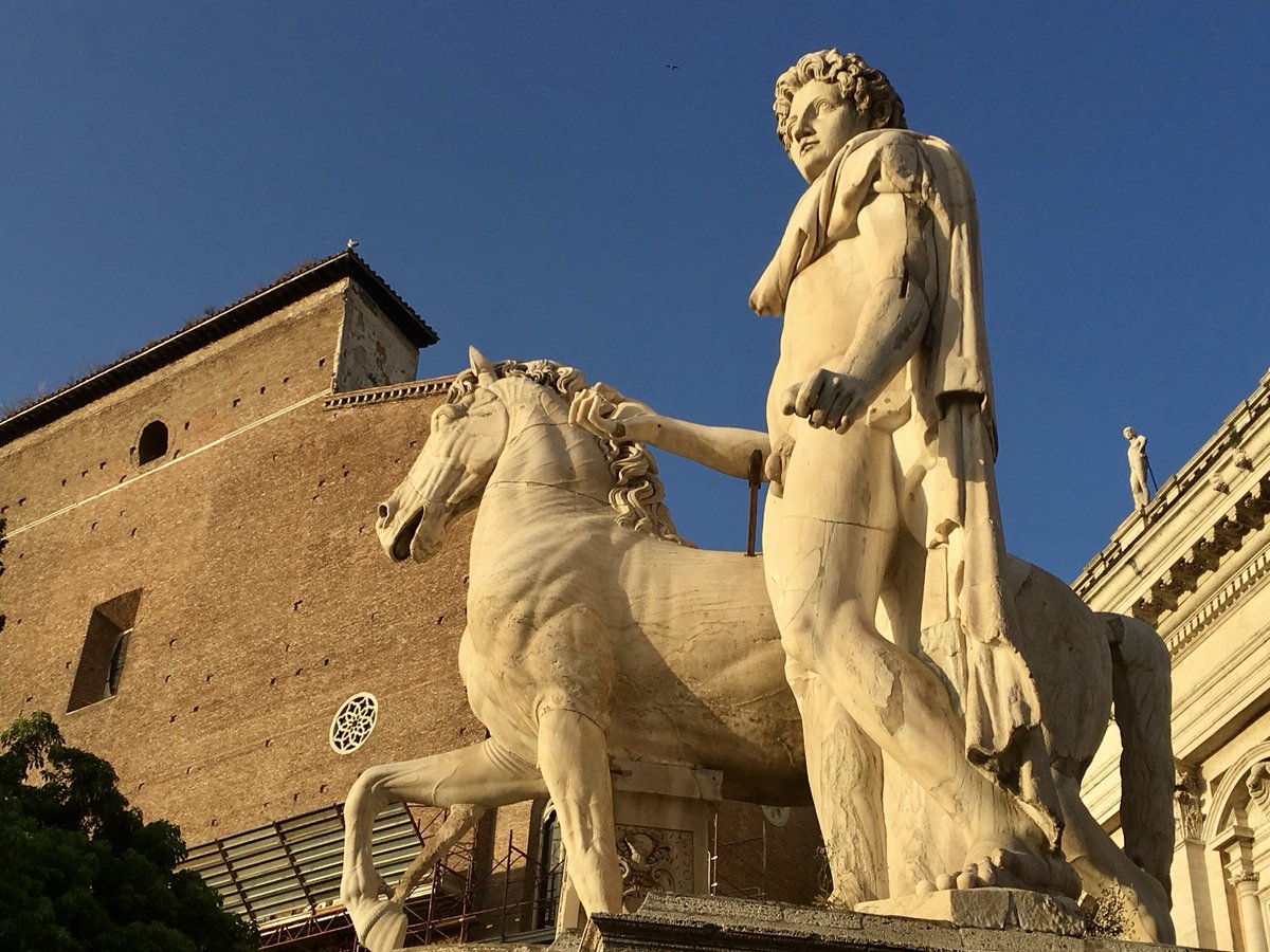 caputmundiHeidi's tweet photo. In cima alla #cordonata , Castore e il suo cavallo nella luce dorata di un #tramonto …
#Roma 🤍 https://t.co/sQw5ZT7kcP