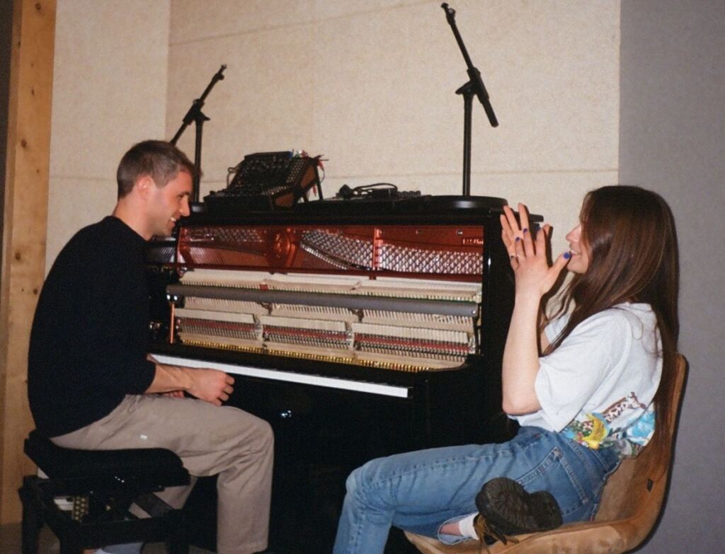 DjlinuxCZ's tweet image. Kidnap with Gabrielle Aplin drops uplifting, emotive ‘Feels Like Home’ – Out Now dlvr.it/TDbYzl