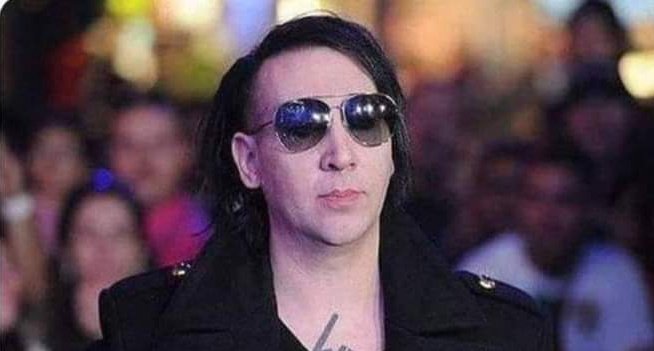 zampatorta's tweet photo. Marilyn Manson parece Nicolas Cage disfrazado de Marilyn Manson🤣 https://t.co/I6IrQg1lTJ