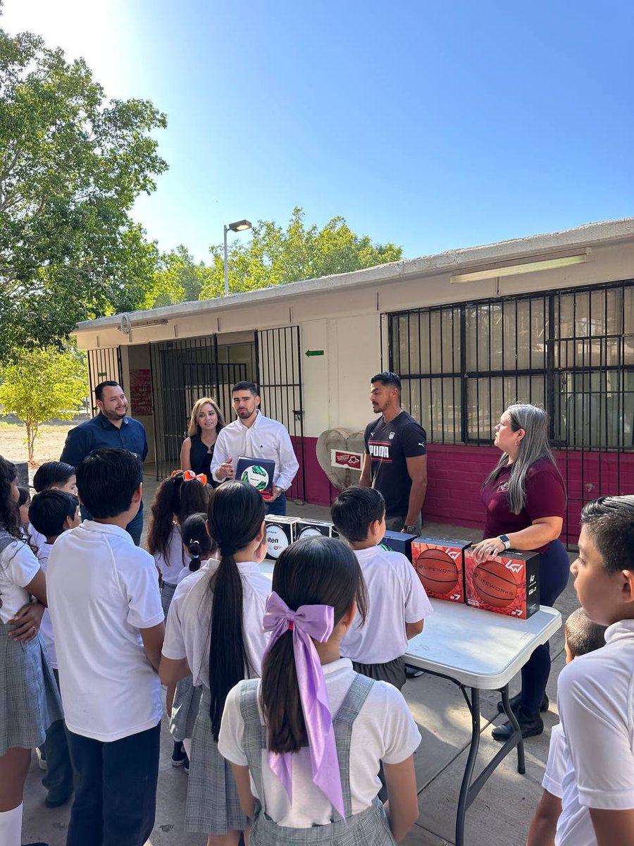 ManuelScott07's tweet photo. Garantizar que todas nuestras niñas y niños tengan las mismas oportunidades es garantizar un #México nuevo y con futuro. 

Esta semana arrancamos visitando la primaria Olga Díaz Esquer en Obregón, escuchando a las y los más pequeños para trabajar y lograr todos sus sueños. https://t.co/iBzeJ6j3Re