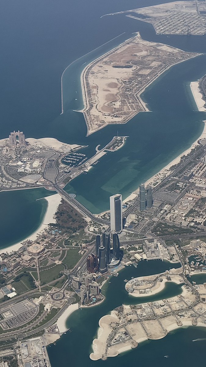 بوظبـي يا شوقي وحبّي
يا مليكة عرش وجداني