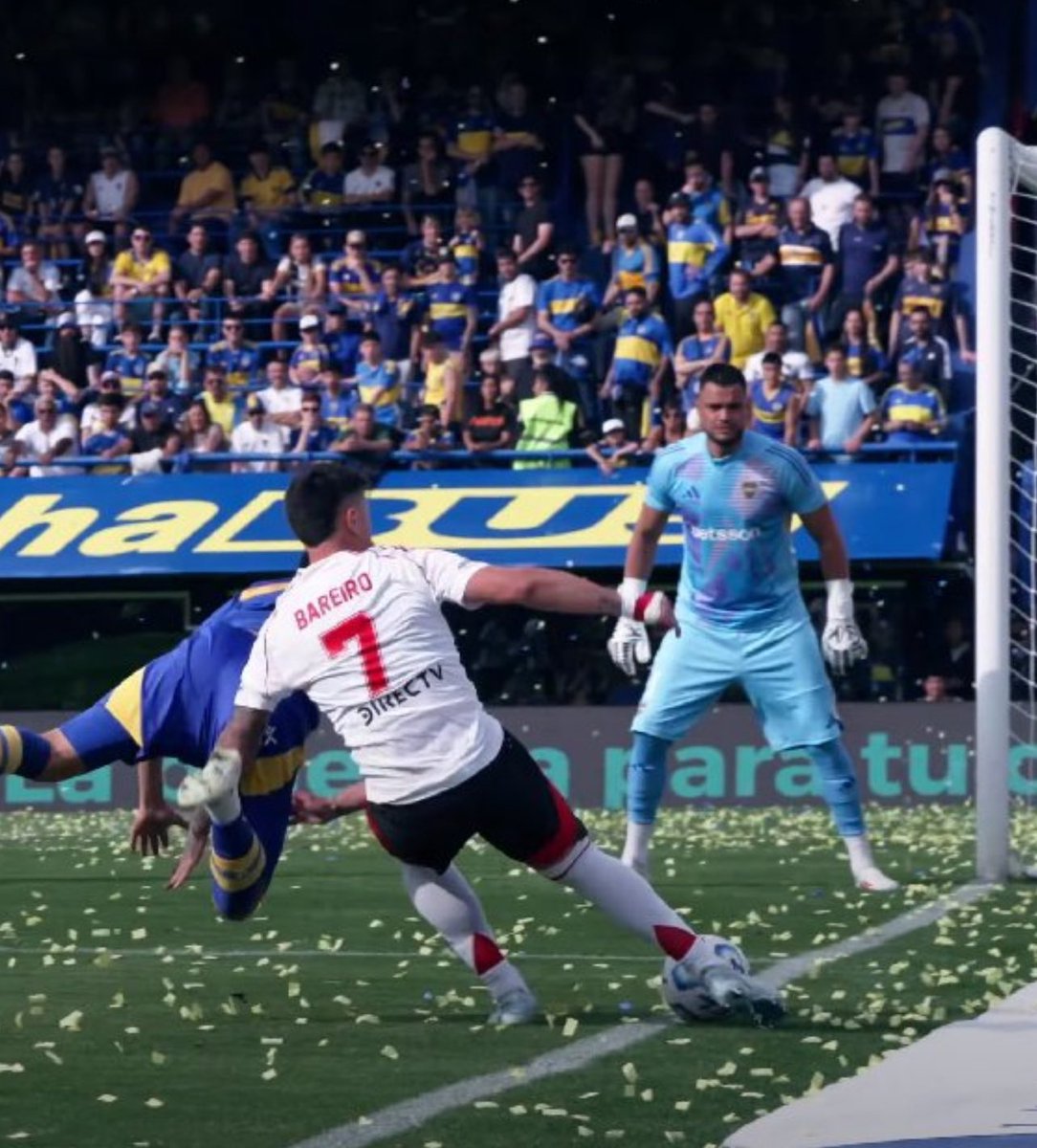 gglait's tweet photo. Aclaro esto sin culpa porque River ganó:
-No era amarilla a Gattoni
-Amarilla (o roja) a Rojo por un codazo de atrás a Colidio
-Amarilla para Advíncula
-VAR la plancha de Merentiel
-No se fue el centro de Bareiro
-No dio ley de ventaja un ataque claro
-Roja por escupitajo de Rojo https://t.co/ndjECnGUNR