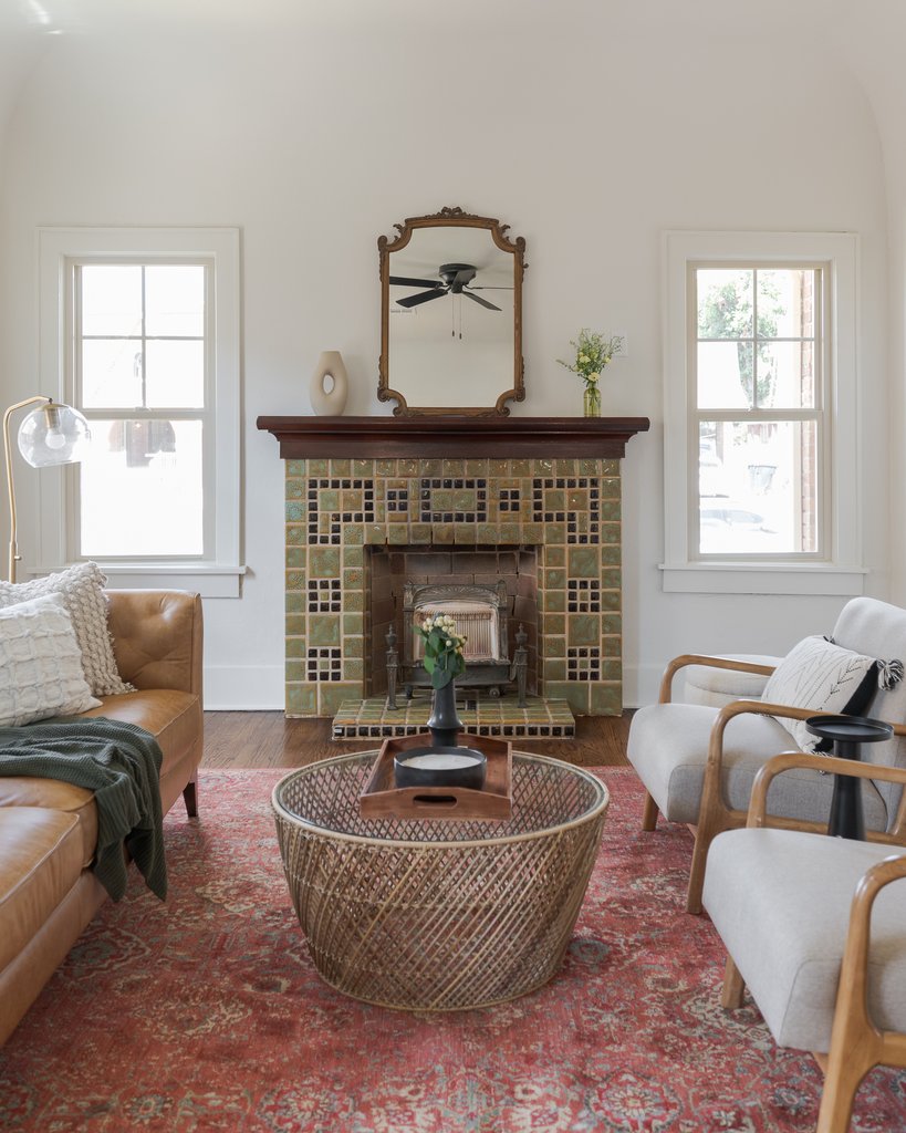 sagesothebys's tweet photo. Experience the timeless elegance of this historic Tudor residence, perfectly situated in Lincoln Terrace. 

📍 818 Northeast 18th Street 
⁠
3 Bed | 2 Bath | 1,721 Sq ft.
⁠
Presented by:⁠ Jenna Harper Homes
⁠
Offered at: $399,999
⁠⁠
🔗: https://t.co/LrtCGOfN9Y https://t.co/EIxsPcBxw5