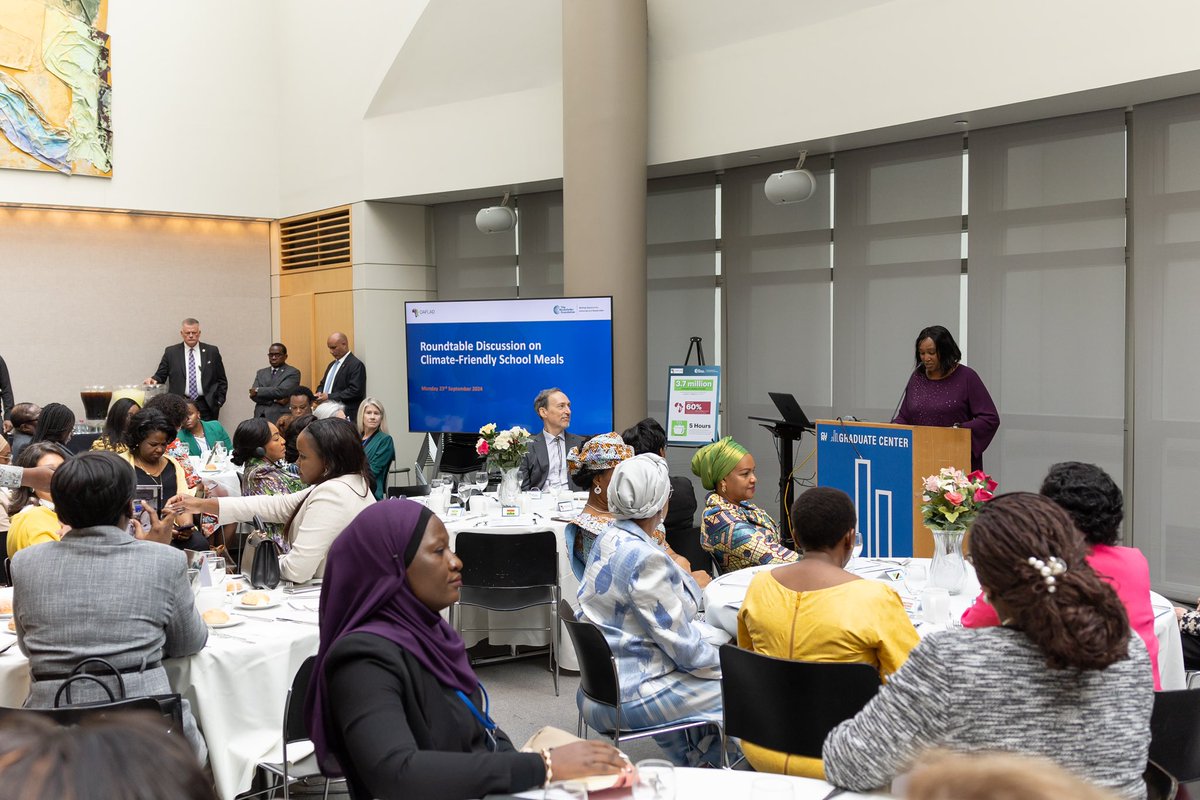 DeniseNyakeru's tweet photo. Très honorée d’avoir participé à la table ronde sur « les repas scolaires respectueux du climat » organisée par @RockefellerFdn et @OAFLAD en marge de la 79e session de l’Assemblée Générale des Nations Unies (@UN). 

J’ai été profondément inspirée par les expériences partagées par mes consœurs Premières Dames, dont les programmes montrent l’impact réel et positif des repas scolaires sur la santé, les performances scolaire et la résilience climatique de nos enfants dans leurs pays. Ces initiatives améliorent non seulement la fréquentation et les résultats scolaires, mais aussi l’engagement et la réussite des élèves. 

En tirant parti de ces succès, nous pouvons renforcer nos actions et collaborations pour offrir à chaque enfant africain une éducation de qualité soutenue par des repas nutritifs. 

Ensemble, bâtissons un avenir plus durable pour nos jeunes générations.

#UNGA2024 #OAFLADInUNGA