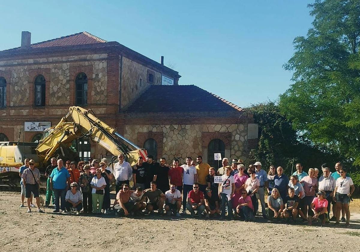 segovianismo's tweet photo. Ahora que la estación de Ortigosa de Pestaño vuelve a ser recordada, me gustaría que conozcaís un poco más la estación y que es lo que está pasando con ella.🧵🧵

Fotos: El Norte de Castilla https://t.co/rj0Vgk03RW