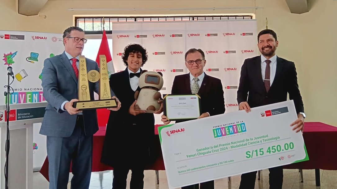 senaju's tweet photo. 🏆El presidente del @ConcytecPeru, Sixto Sánchez entrega el Premio Nacional de la Juventud 2024 al joven Sebastián Caballa Barrientos, por la creación de #Ropi, el robot que brinda soporte emocional en lenguas originarias a niños hospitalizados por quemaduras. https://t.co/FqSioK4D96