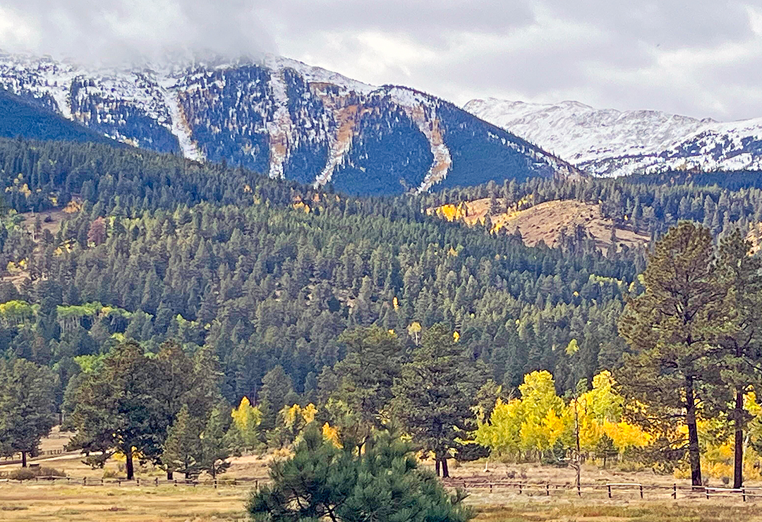 AURanches's tweet photo. Check out the first snowfall on Five Fingers as we head into fall! ⛰️ 

#AURanches https://t.co/rgY862eSe3