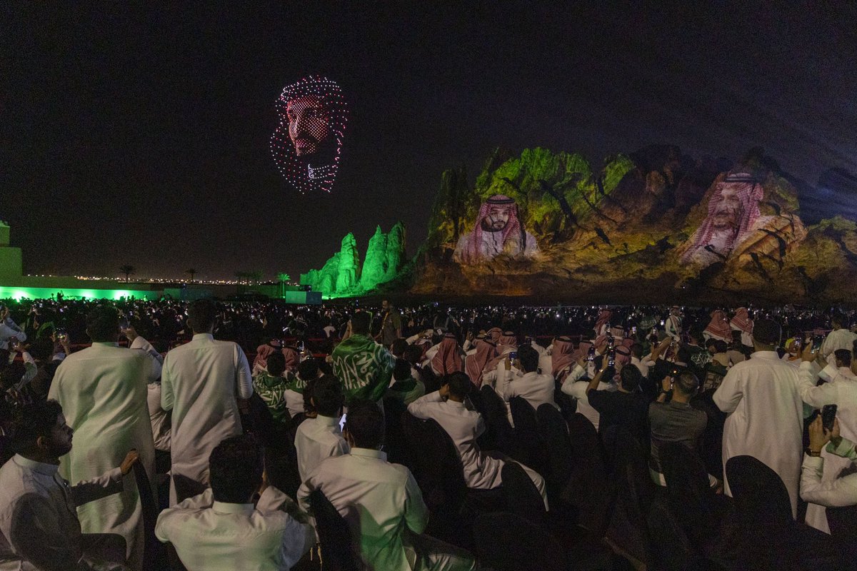 emara_hail's tweet photo. #صور | 📸

عروض طائرات الدرون تزين سماء مدينة #حائل أثناء الاحتفال بـاليوم الوطني السعودي 94.

#نحلم_ونحقق  
#اليوم_الوطني_السعودي_94 
#إمارة_منطقة_حائل https://t.co/9W0fwNivBr