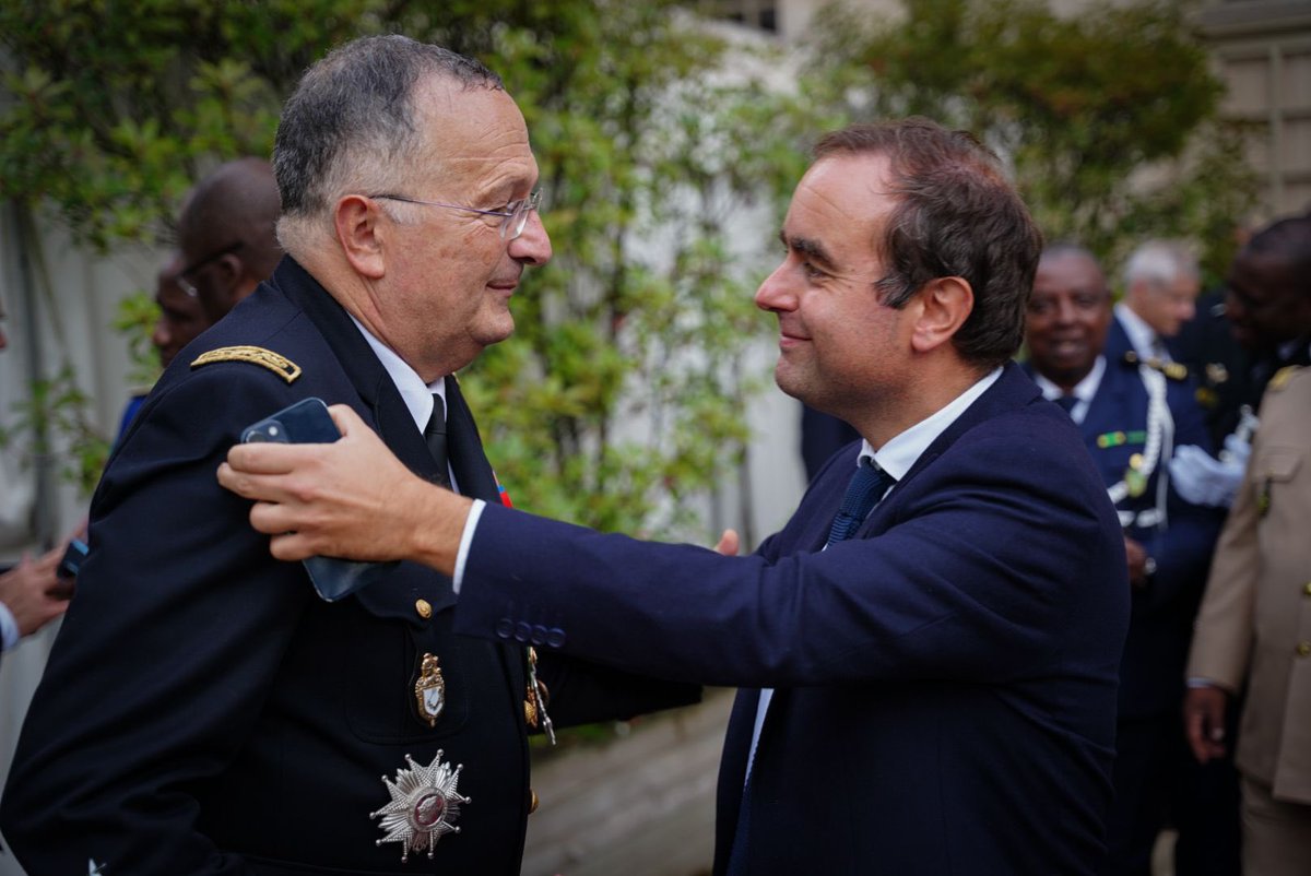 Sébastien Lecornu (@seblecornu) on Twitter photo Général d’armée Christian Rodriguez,
Vous faites aujourd'hui vos adieux aux armes, après une carrière militaire exemplaire au sein de la <a href="/Gendarmerie/">Gendarmerie nationale</a>, dont vous avez été Directeur général pendant 5 ans.
Remerciements pour votre engagement au service de la sécurité des Français, Général d’armée Christian Rodriguez,
Vous faites aujourd'hui vos adieux aux armes, après une carrière militaire exemplaire au sein de la <a href="/Gendarmerie/">Gendarmerie nationale</a>, dont vous avez été Directeur général pendant 5 ans.
Remerciements pour votre engagement au service de la sécurité des Français,