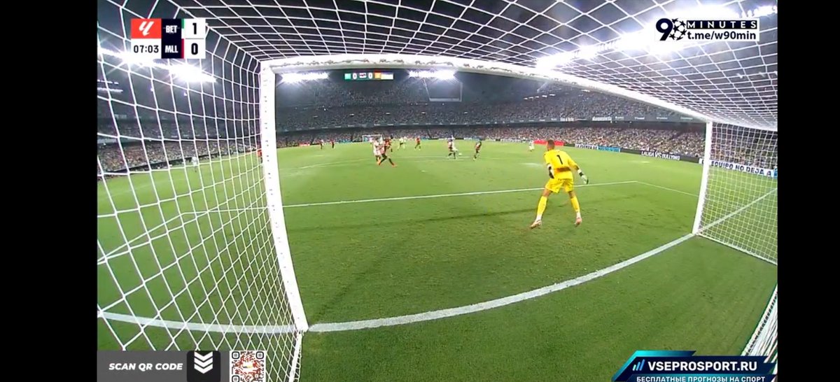dingobetico's tweet photo. El Betis NO DEBE tener a un inútil sin reflejos salvadores en portería, el porcentaje que para es porque van más centradas de lo normal, cuando se complica es gol y es una sangría y una PERDIDA DE PUNTOS. Greif, sin tener un gran nombre ha hecho más por su equipo #Betis https://t.co/cVgAZjJ6Ml