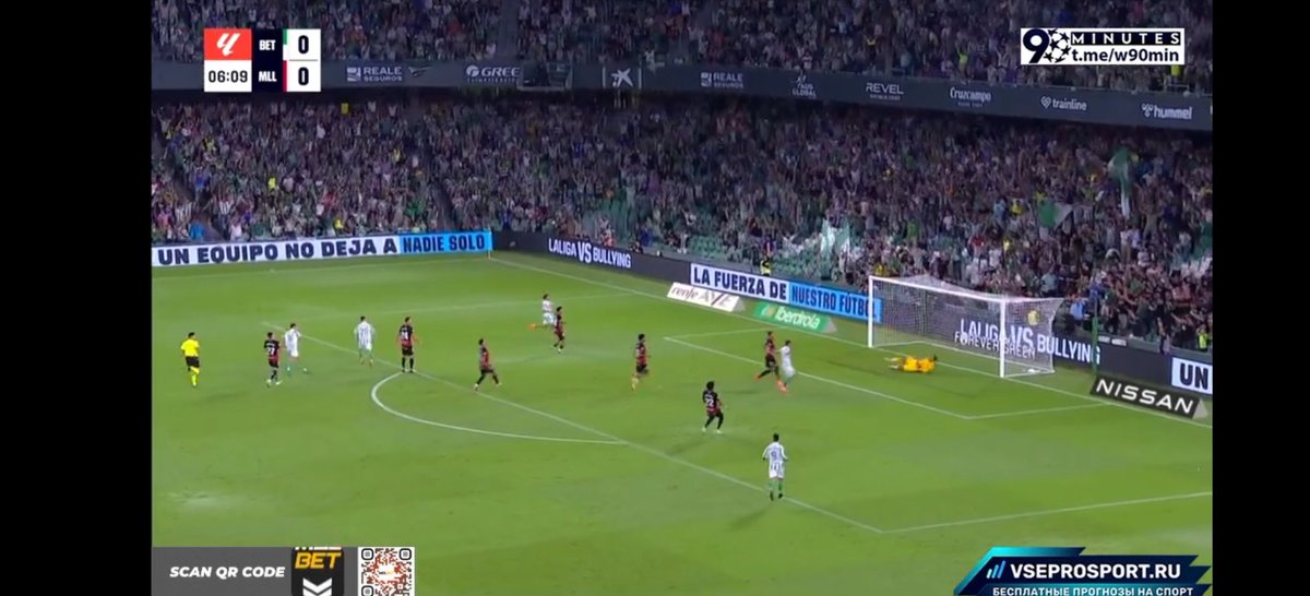 dingobetico's tweet photo. El Betis NO DEBE tener a un inútil sin reflejos salvadores en portería, el porcentaje que para es porque van más centradas de lo normal, cuando se complica es gol y es una sangría y una PERDIDA DE PUNTOS. Greif, sin tener un gran nombre ha hecho más por su equipo #Betis https://t.co/cVgAZjJ6Ml