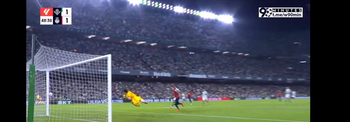 dingobetico's tweet photo. El Betis NO DEBE tener a un inútil sin reflejos salvadores en portería, el porcentaje que para es porque van más centradas de lo normal, cuando se complica es gol y es una sangría y una PERDIDA DE PUNTOS. Greif, sin tener un gran nombre ha hecho más por su equipo #Betis https://t.co/cVgAZjJ6Ml