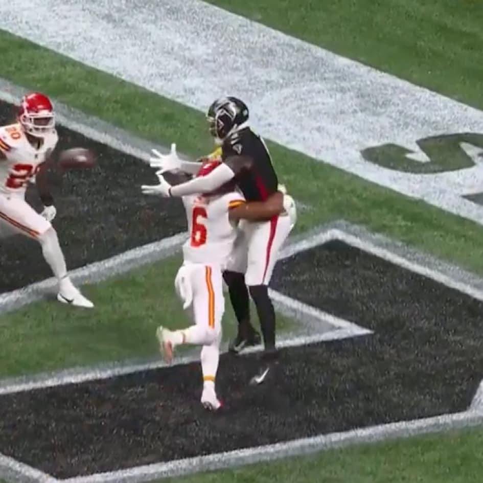 bjoneswa's tweet photo. The NFL officials with yet another gift to the Chiefs. Crazy how game after game year after year they are given these victories. https://t.co/aZhvmWaNG9