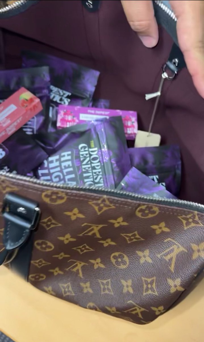 The_Dopest_Shop's tweet photo. #giveaway Our BIGGEST giveaway yet. A new bag, QP of weed &amp; some other goodies .  
1.Retweet &amp; Like this post
2.Tag 2 friends 
3.Winner will be picked from our Hella High Club subscription box members. *must have a current subscription to the Hella High Club

*must be 21 to enter https://t.co/UdZWd1gGN4