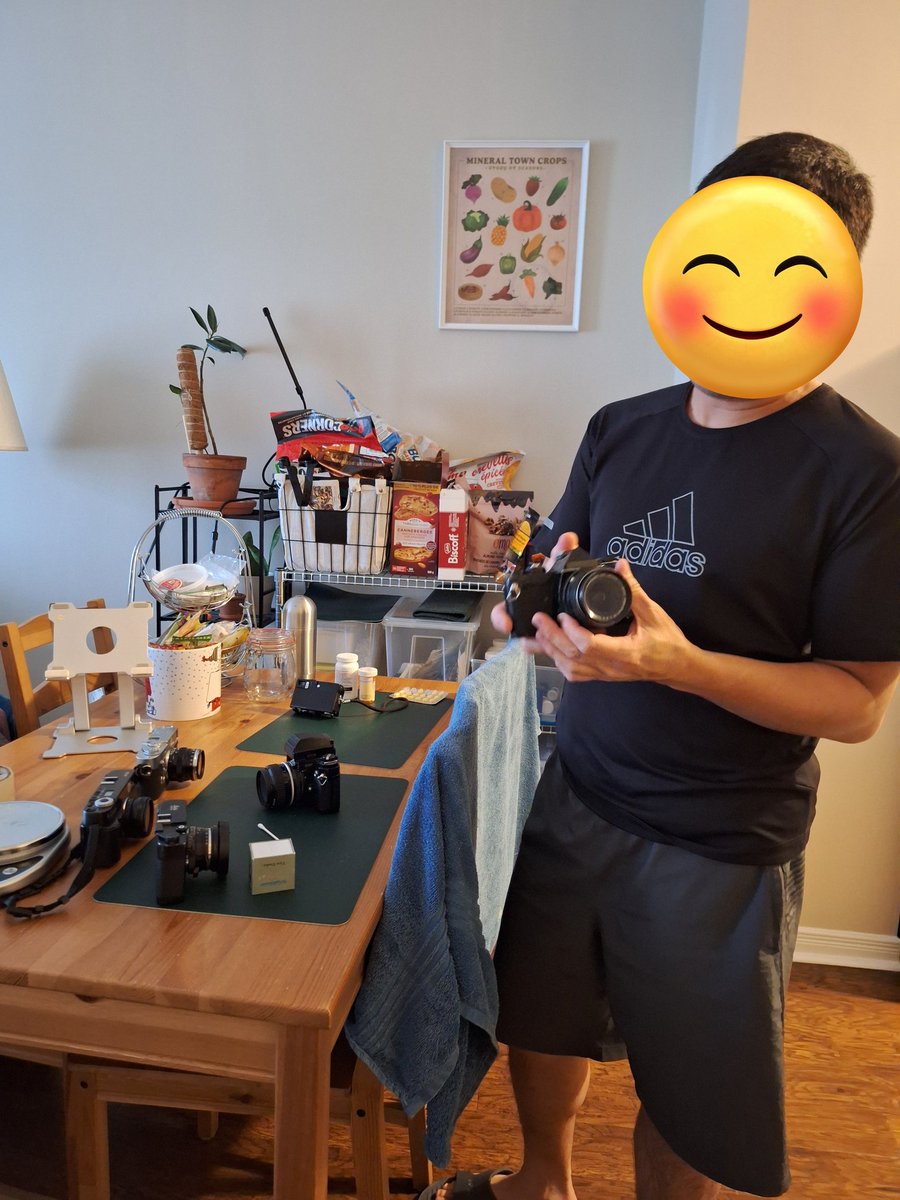 derpinsel's tweet photo. Giving a presentation on what camera he should bring next month. https://t.co/EnICkJnBUj