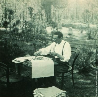 El ingeniero de montes y profesor de Botánica Luis Ceballos Fernández de Córdoba proyectó y dirigió personalmente la plantación (y mantenimiento) de árboles en toda la Ciudad Universitaria de Madrid, desde Moncloa hasta su límite con Aravaca. No era solo un "profe" dando clase.