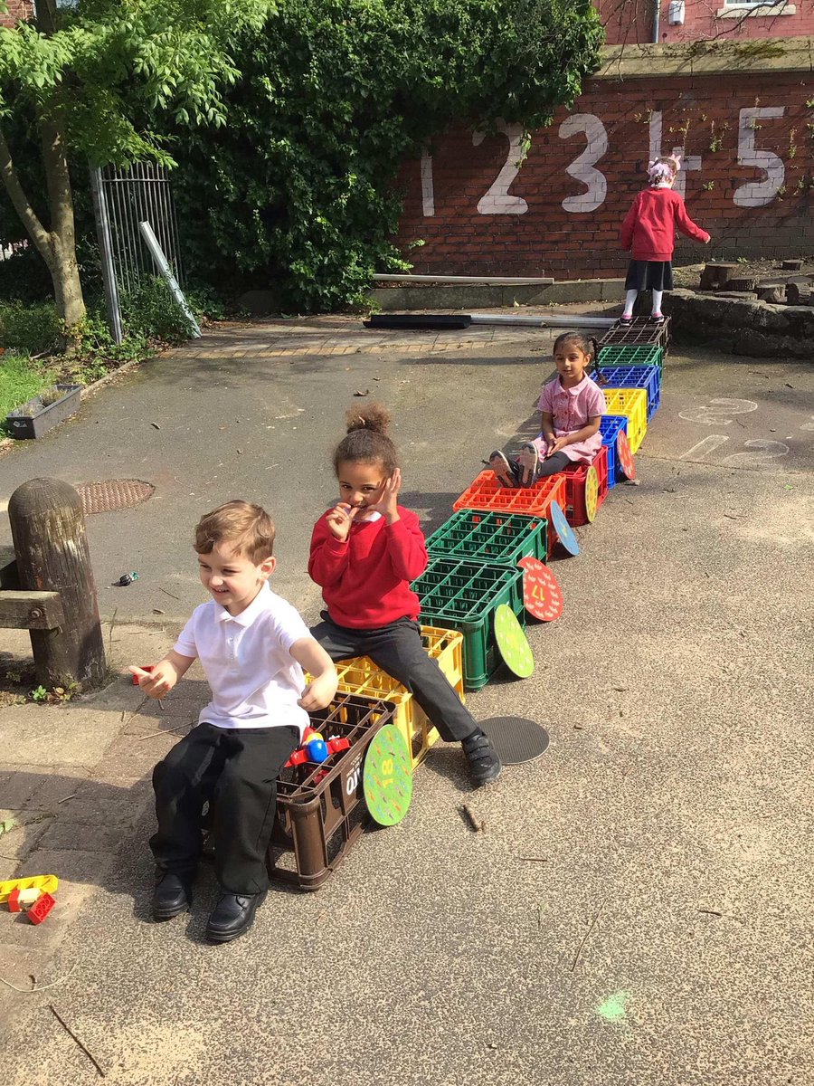 RoebuckSchool's tweet photo. Children in #Nursery are settling in well and beginning to learn the routines. They have been learning a key skill for life- how to share and take turns #keyskills #skillsforlife #sharing #takingturns #earlyyears https://t.co/EZ3z9ElTSx