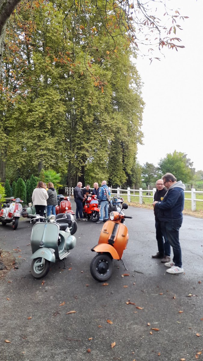 SC_Bearn's tweet photo. Vespa Parade Pau 2024 #vespa #scooterclubdubéarn #scooteristes #vespaclubdefrance #ffve #Béarn #acma #scooter #vintage https://t.co/yBWndC22kj
