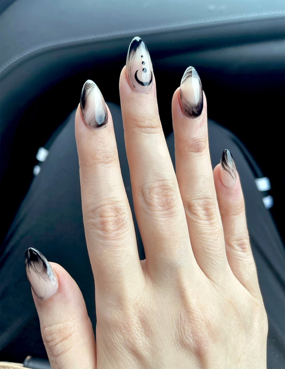 Shadow themed nails, my find form (for fall 🖤)
