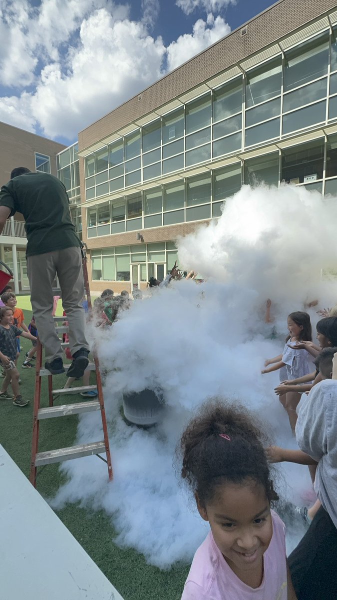STEAM WEEK is off to a great start <a href="/APS_SPARK/">Springdale Park</a> 🥰 Thank you <a href="/STEMbieda/">Kristin Siembieda</a> for organizing this for our second graders🥰
