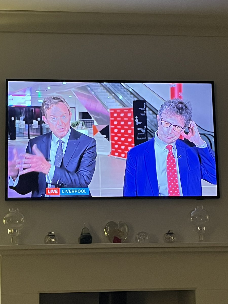 ComposureMedia's tweet photo. Weirdest production decision I’ve seen on British news for a while. 2 reporters standing next to each other, ignoring each other whilst they each do their lives. @itvnews https://t.co/LsGYI6zBIP