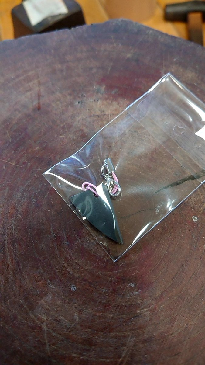 失敗した作品の鋒をキーホルダーにしました🎵
山鳥毛の展示も終わったのでやります🐦
欲しいって思う方は『リポストorいいね』して下さい。
偽アンドゥーが出る可能性もあるので、ご注意くださいm(_ _)m

締切9月24日（火）23時59分迄。
後日、当選者にDM致します。