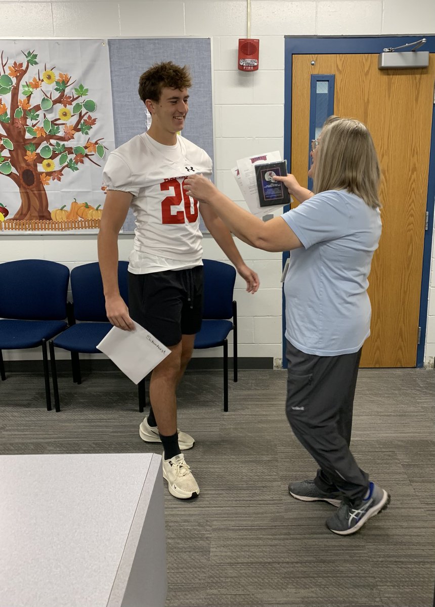 BallardCSD's tweet photo. Ballard East loves when former students visit, especially when they honor a teacher who made a lasting impact on their lives! Congratulations to Ms. Angell, who received a special award from Nic Schonhorst. Your dedication and passion continue to inspire! 💙🍎 https://t.co/PlFaE07LAI