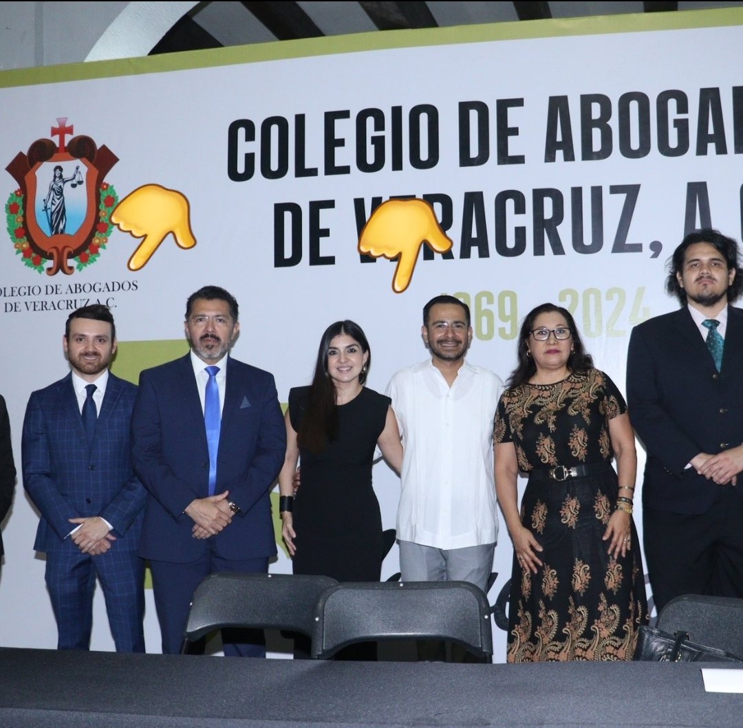 #ULTIMAHORA
🚨 YA SALIÓ EL PEINE

Y los Conflictos de Interés de la Agresión de ayer a AMLO en Veracruz. Pues el organizador de la protesta fue Jorge Miranda Priego, casado con la Jueza Myrna Reyes, él es Presidente del Colegio de Abogados de Veracruz, de la cual el agresor