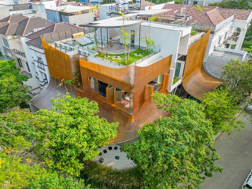 designboom's tweet photo. undulating steel canopy protects lumintu house from sunlight in north jakarta https://t.co/H67XcrRB5K https://t.co/QHzxSqVaaP