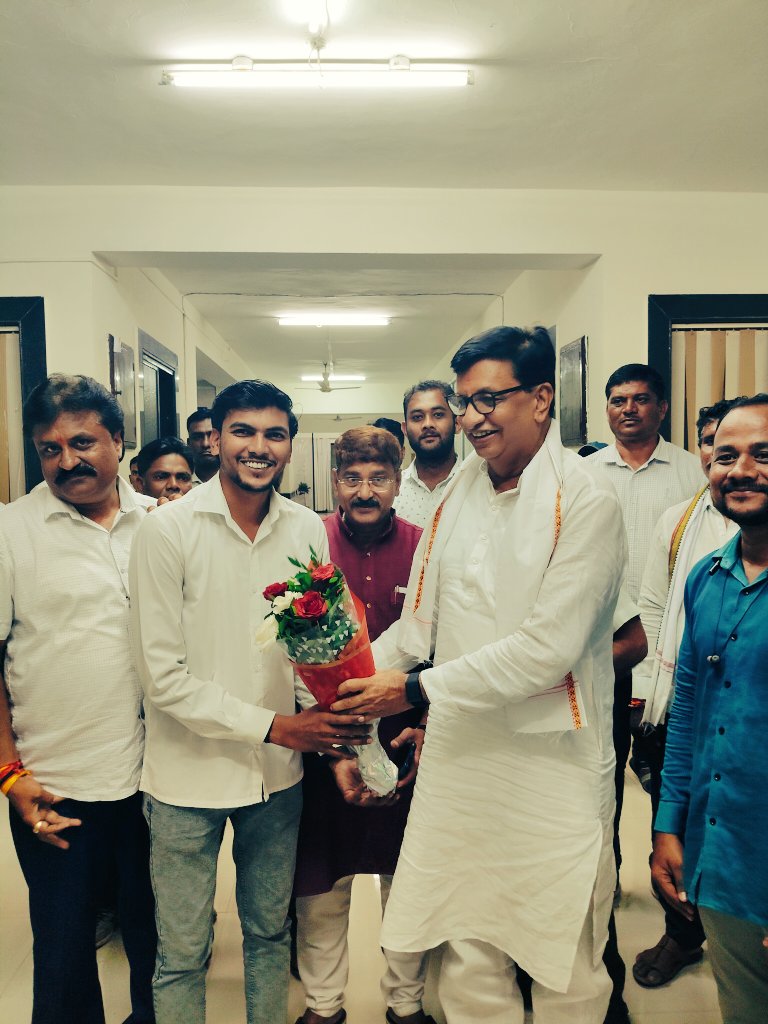 GDighikar's tweet photo. शांत स्वभाव प्रेमळ नेतृत्व आपल्या लोकांना कधी न विसरणारे महाराष्ट्राचे लाडके @bb_thorat साहेब आज आपण कुठलेही पूर्वसूचना न देता अचानक पणे वर्धा जिल्हय़ात येणे ही पर्वणीच आहे. आपली कौतुकाची थाप ही माझ्या साठी अविस्मरणीय अनुभव आहे. खूप खूप धन्यवाद साहेब.. 🙏❤️ https://t.co/s3VAMGrgdC