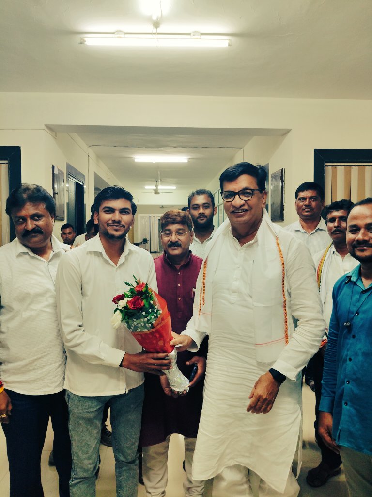 GDighikar's tweet photo. शांत स्वभाव प्रेमळ नेतृत्व आपल्या लोकांना कधी न विसरणारे महाराष्ट्राचे लाडके @bb_thorat साहेब आज आपण कुठलेही पूर्वसूचना न देता अचानक पणे वर्धा जिल्हय़ात येणे ही पर्वणीच आहे. आपली कौतुकाची थाप ही माझ्या साठी अविस्मरणीय अनुभव आहे. खूप खूप धन्यवाद साहेब.. 🙏❤️ https://t.co/s3VAMGrgdC