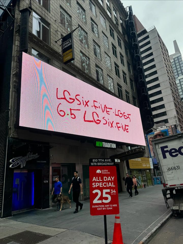 OHHMYGAGAcom's tweet photo. #NUEVO | Carteles publicitarios inundan Nueva York
#LGsixFive #LG56 https://t.co/Tfnv8geopA