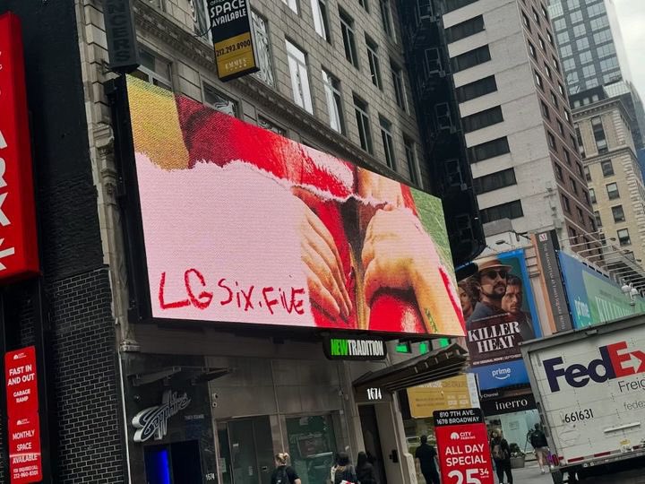 OHHMYGAGAcom's tweet photo. #NUEVO | Carteles publicitarios inundan Nueva York
#LGsixFive #LG56 https://t.co/Tfnv8geopA