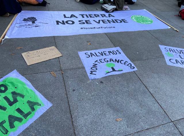 fridayformadrid's tweet image. En definitiva, nos movilizamos por la crisis climática 🌎

Salimos a las calles porque #LaTierraNoSeVende 

#NowForFuture