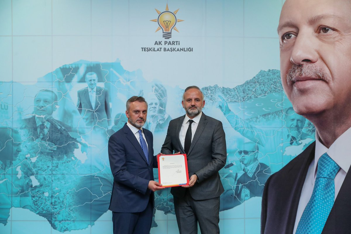 21mehmetceylan's tweet photo. AK Parti Genel Merkez Teşkilat Başkanlığımız tarafından; 
Hani-Mirza Kayhan 
Lice-İsmail Demir 
İlçe başkanı olarak atanmıştır.

Başkanlarımızı yeni görevlerinde tebrik ediyor, bayrağı devreden Şevket Uçak ve Adem Kayaş başkanlarımıza çalışmalarından ötürü şükranlarımı sunuyorum. https://t.co/nvVHdWTGYy