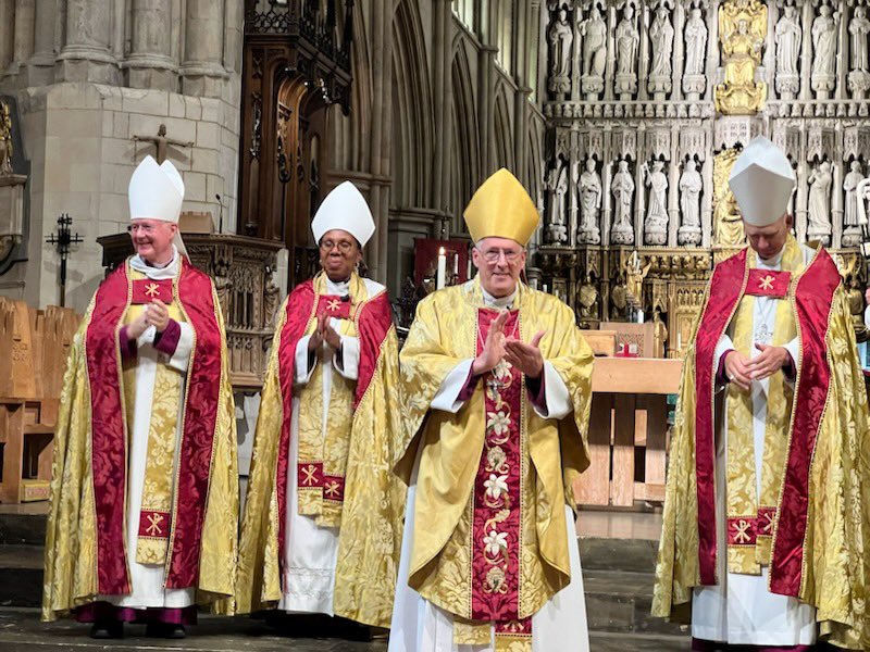 BishopSouthwark's tweet photo. A full Episcopal Team-and Cathedral-for the Celebration Eucharist to mark the beginning of the academic year @SouthwarkDBE @sdbemat presenting bibles to new headteachers and Bishop's Certificates in Church School Governance - praying for our leaders in education @SouthwarkCofE https://t.co/E3c1A8jCwe