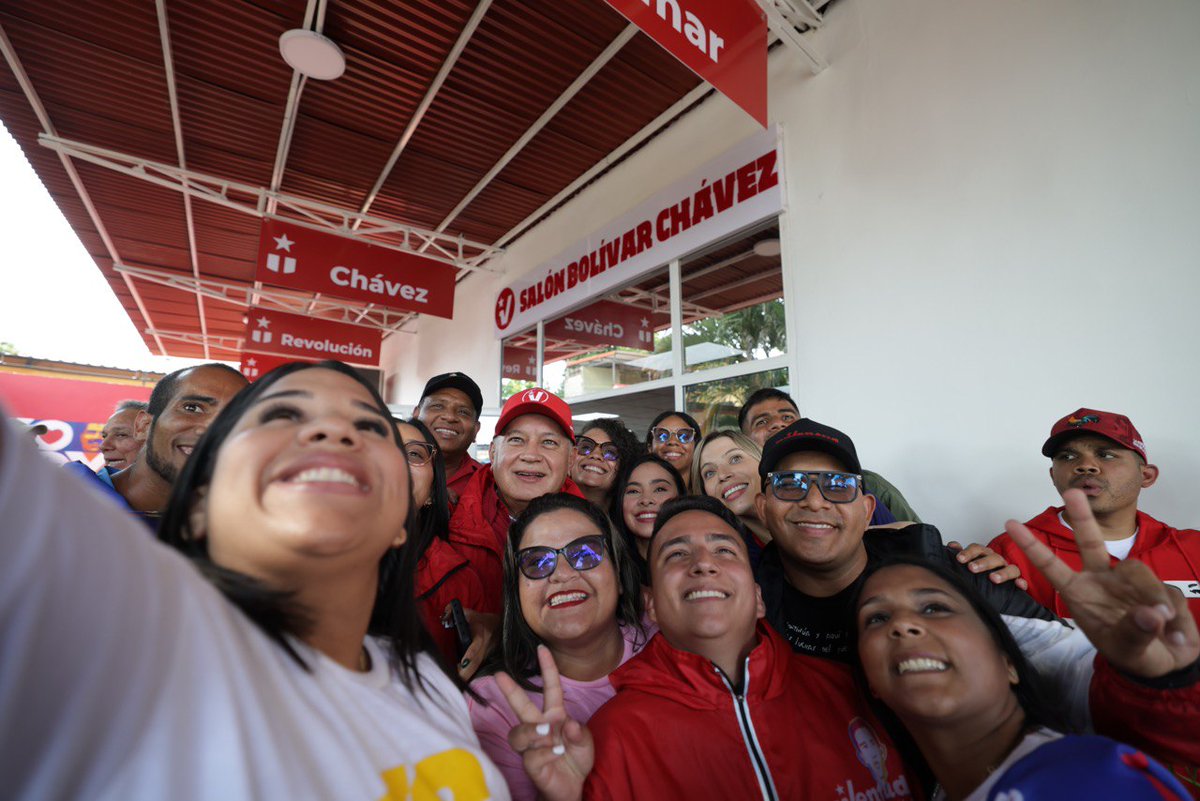 #ConLaVerdadNosotrosVenceremos | El primer vicepresidente del Partido Socialista Unido de Venezuela (PSUV), Diosdado Cabello (<a href="/dcabellor/">Diosdado Cabello R</a>), acompañó este lunes la reinauguración de la casa de la tolda roja en el municipio Guacara, estado Carabobo. 
En la jornada estuvo acompañado