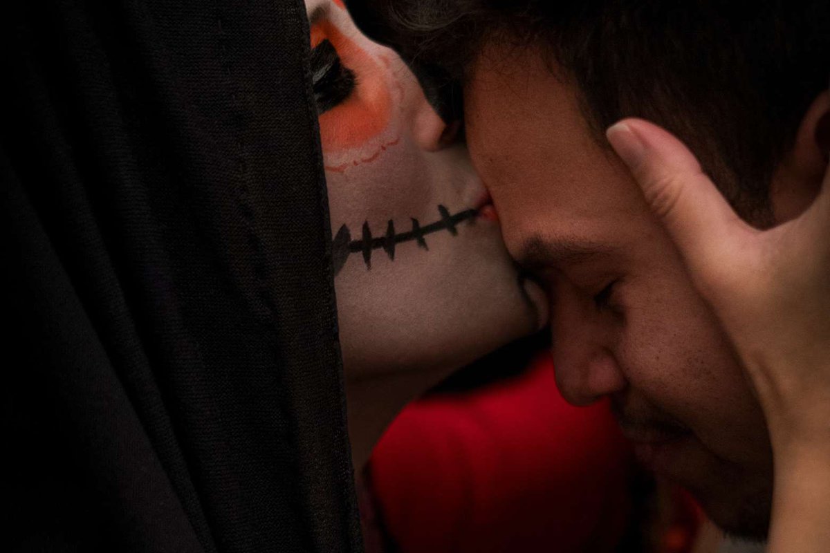 autenticoteatro's tweet photo. .@nave_73 #Mojado MAGNÍFICA propuesta escénica,política/social s/1 migrante mexicano q atraviesa a nado el río Bravo “1 gran cicatriz q sangra,q llora,q ahoga”,frontera con EE.UU. en busca d 1 vida mejor.¡BRAVO @DaveAidan @laayapampa !Obra cruda,dolorosa,desgarradora,emocionante https://t.co/eNgfjihALy